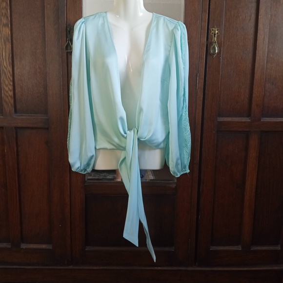 GUESS NWT Lace Silky Tie Waist Top  Peasant Sleeves Bow Tie Deep V Soft Green XS - Picture 3 of 8